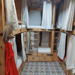 Der Schlafsaal. Der erste Eindruck täuscht - es gibt Steckdosen und auch WLAN.