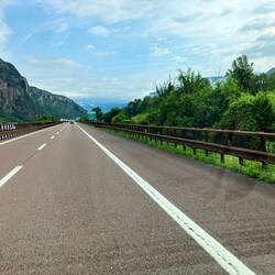 Autostrada bis Meran. Ab Bozen sind alli LKW weg richtig Brenner😅