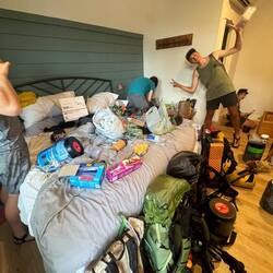 Die Meute beim Bärenkanister füllen.