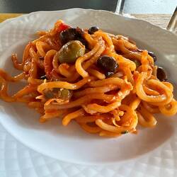 We had a lovely insteumentalists' luncheon on a restaurant terrace. Highlight: strangozzi puttanesca