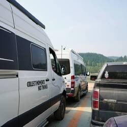 Fähre mit dem Sprinti über den Fluss.