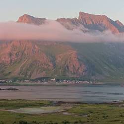 23h40. Les nuages grossissent quasiment à vue d'œil sur les montagnes.