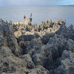 Ein paar Jungs angeln und plantschen neben uns.