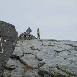 Gedenkstein und Gipfelkreuz, wo das Flugzeug zerschellte