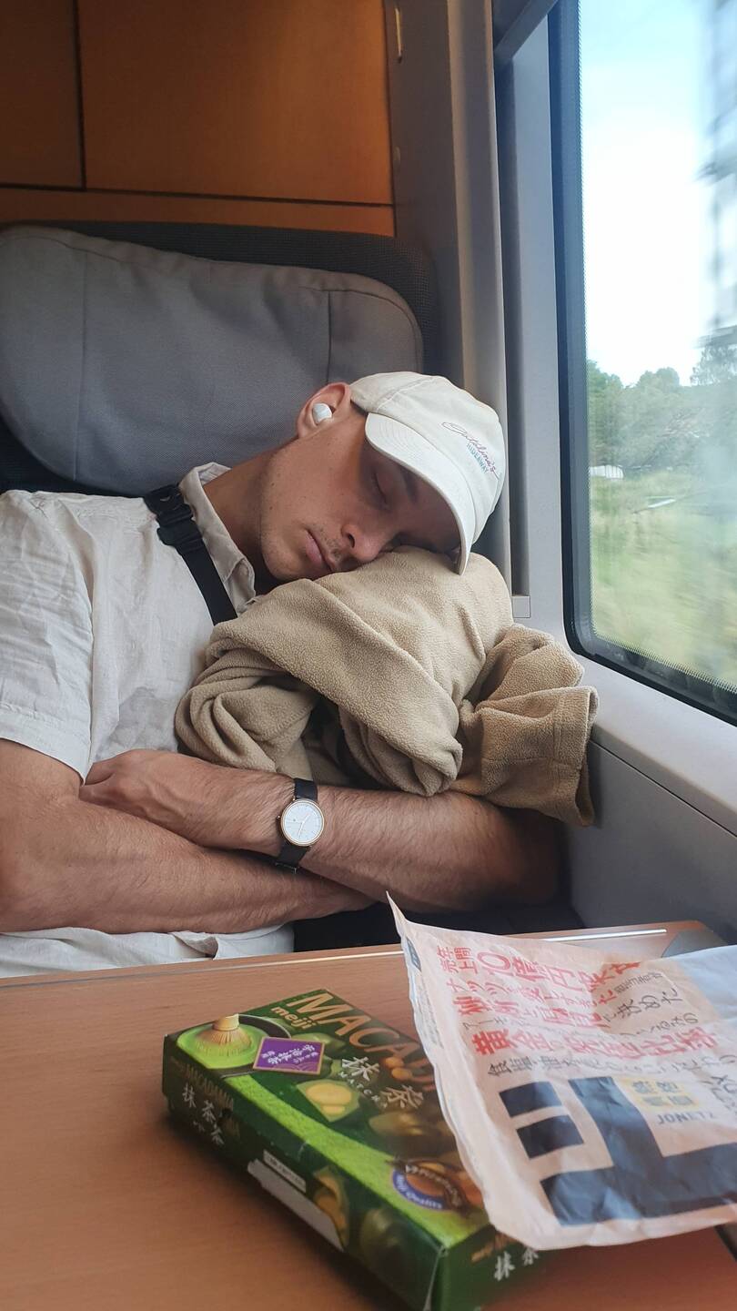 Endlich im ICE nach Halle 😇 45h Reise neigen sich um 3h morgens der inneren Uhr dem Ende zu.