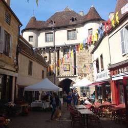 Il y a beaucoup de touristes à Semur en Auxois.