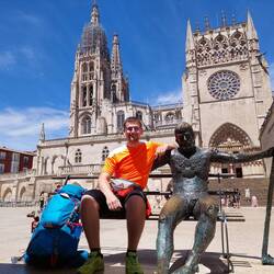 Pilgerdenkmal bei der Kathedrale in Burgos. Ob es der noch nach Santiago schafft...?