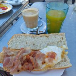 Frühstück in Villalval.