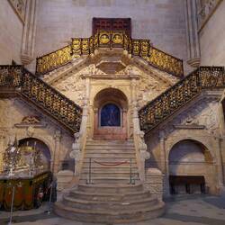 Die goldene Treppe. Links eine silberne Karosse für Prozessionen.