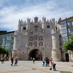 Der Renaissance-Torbogen auf den Weg zur Kathedrale.