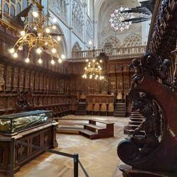 Der Chor. Die Reliefs zeigen verschiedene Szenen aus der Bibel und Hagiografien.