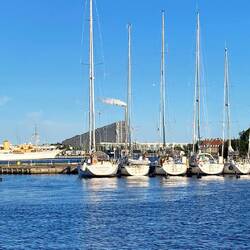 Im Hintergrund die Königliche Yacht