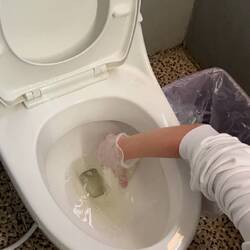 Da passiert wemmers Schild mit: no paper in the toilet" nöd lisst😂