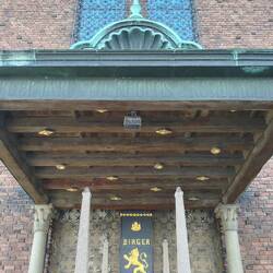 Mit Gedenkstätte von ❓❓❓