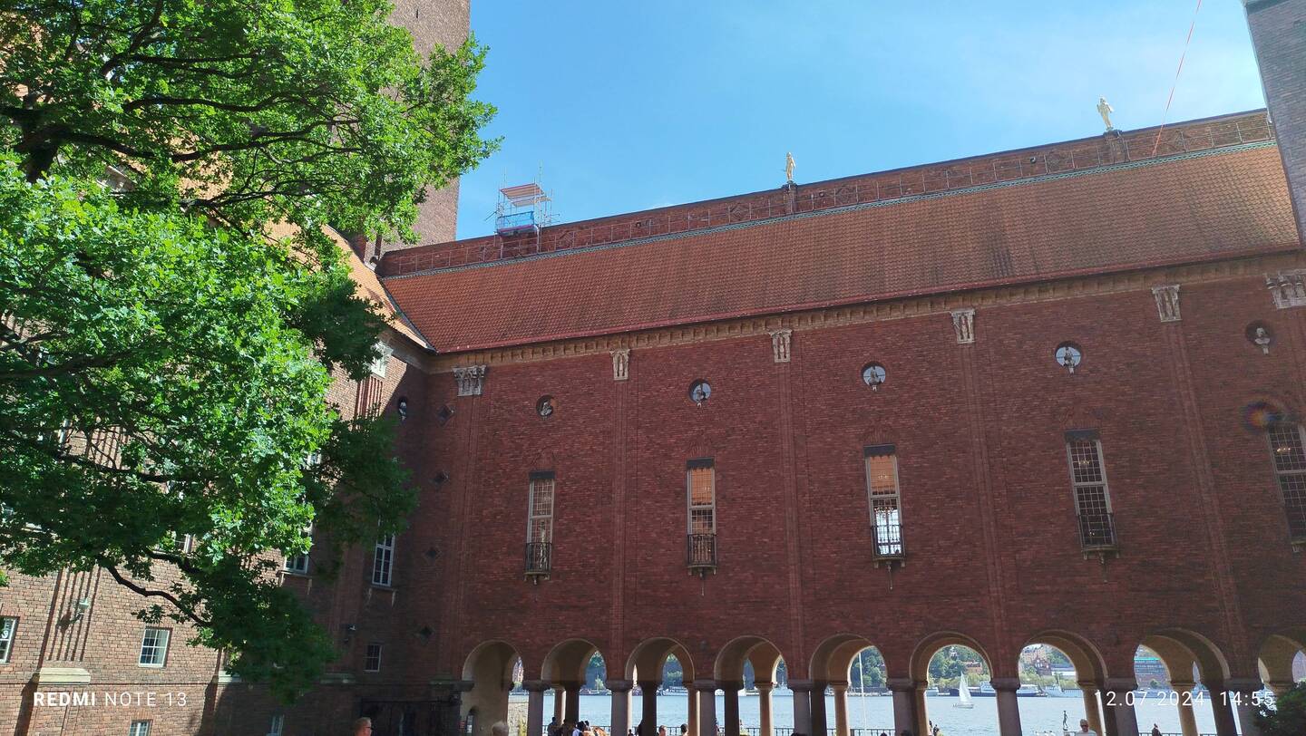 Rathaus mit Torbogen