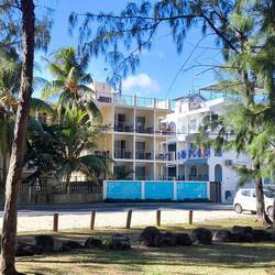 da drüben hinter der hellblauen 🩵 Mauer wohnen wir