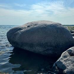 Der Stein erinnert mich an den in Hohwacht