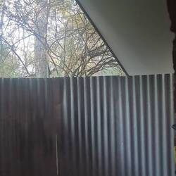 Bad und Dusche sind offen auf der Rückseite des Hauses