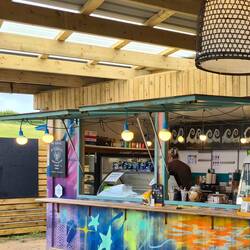 Chai-Latte Pause in der coolen Beachbar. Chillig und gute Vibes.
