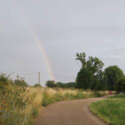 Um halb acht beginnt es zu regnen. Ich denke mir nichts Böses und freue mich über den Regenbogen.