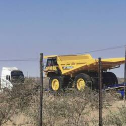 Die transportierten Laster scheinen fast schwerer als die transportierenden...
