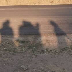 Stopp beim Geldautomaten, um botswanische Pula abzuheben - die Sonne steht schon tief