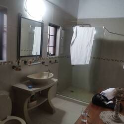 Die Wand ist nicht bis zur Decke durch gezogen, so dass man alle Geräusche vom Bad im Zimmer hört 🤭