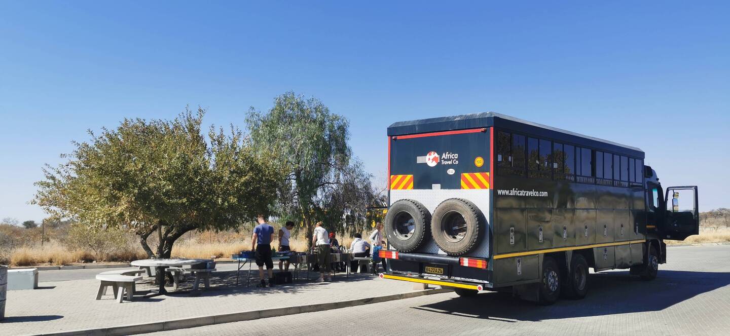 Unser Bus ist ein ganz schöner Koloss! Mittagessen an einer Tankstelle.