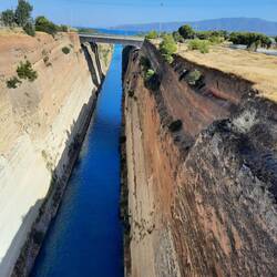 Le canal mesure 6343 m, large de 24,60 m et haut de 52 m.