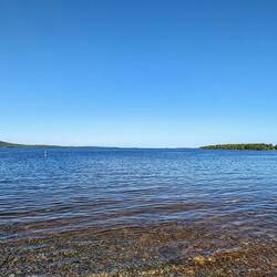 Blick und den Inarisee auf der Weiterfahrt
