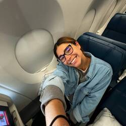 yay, she made it onboard! Bye Taylor! Safe Travels!