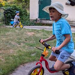 Rennfahrer dürfen nur mit Helm fahren!