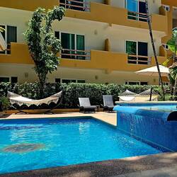 Am Hotelpool Sonne tanken