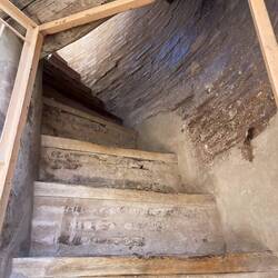 Treppe auf die Stadtmauer. Extra Ticket für 20'000.- SOM