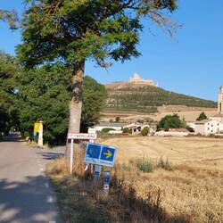 Ortseingang. Rechts die Stiftskirche Nuestra Señora del Manzano.