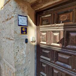 Ein Pilger gibt sich zu erkennen.