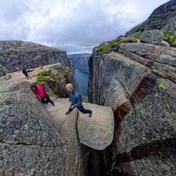Sveta versucht auf Kjerag zu steigen