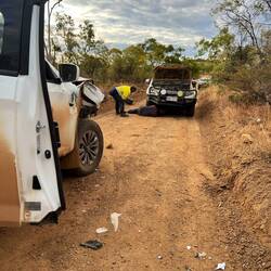 Beide Autos sind frontal ineinander gefahren und versperren jetzt den Weg