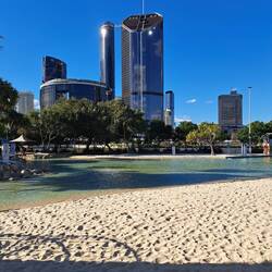 Ein Strand mit Pool in der Stadt