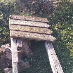 Man hat es auch mal mit Beschilderung versucht. Hat sich nicht durchgesetzt😀