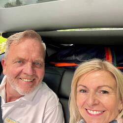 Auf dem Weg zum Flughafen zum Terminal von Emirates