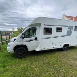 Schöner Stellplatz vor dem Campingplatz
