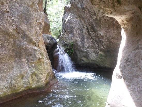 Es handelt sich genau genommen um 3 Wasserfälle. Nicht allzu hoch zwar, aber zum Erklimmen.