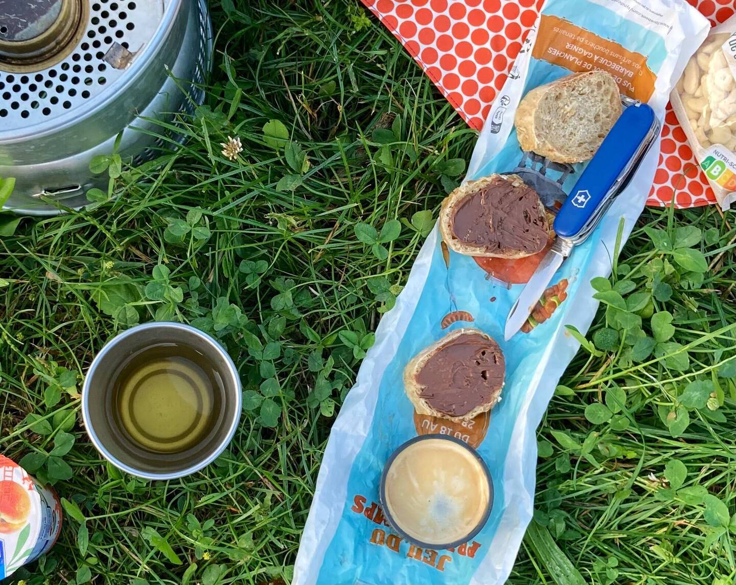 Ein Kaffee mit Crema aus der Nanopresso, ein Nutellabrötchen und ein Müesli sind das perfekte Zmorge