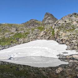 Restschnee auf halber Höhe
