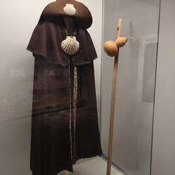 So hat man früher als Pilger ausgeschaut. Keine Funktionskleidung, dafür Kürbisfläschchen.