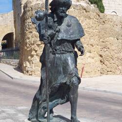 Pilgerdenkmal im Ortszentrum.