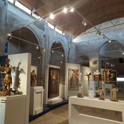 Iglesia de Santiago. Die Kirche ist zugleich ein Pilgermuseum.