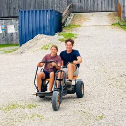 Rasante Fahrt über den Hof 🏎️💨
