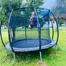 Mayas Freude ist groß, endlich mal wieder aufs Trampolin 🤸‍♂️